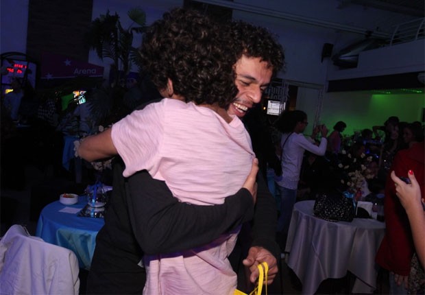 Gabriel Santana ganha abraço apertado de Pierre Bittencourt (Foto: Leo Francos/AgNews)