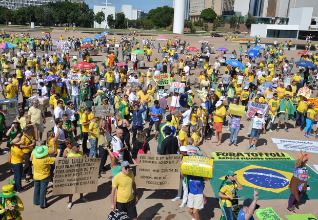 Em Brasília, manifestantes estão concentrados na Esplanada dos Ministérios (Foto: Agência Brasil)