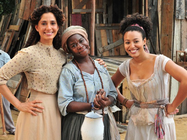 Camila Pitanga, Zezeh Barbosa e Sheron Menezzes nos bastidores de Lado a Lado (Foto: TV Globo / Estevam Avellar)