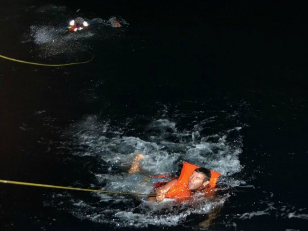 Resgate foi feito por marinheiros quando pescadores estavam em alto-mar (Foto: Marinha/Divulgação)