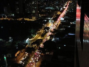 Apagão provocou congestionamento em várias ruas de Natal (Foto: Luciana Campos)