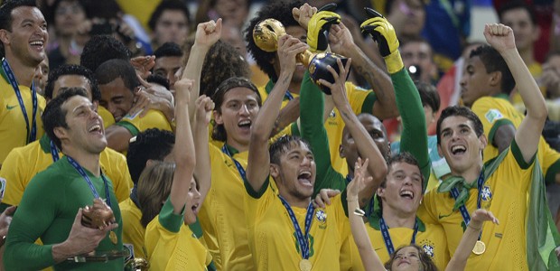 Brasil goleia, acaba com a invencibilidade da Espanha e é tetracampeão (AFP)