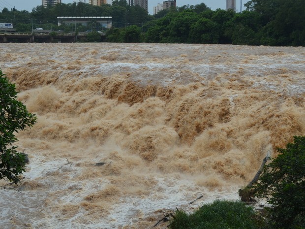 Salto do Rio Piracicaba em 9 de março de 2015 (Foto: Claudia Assencio/G1)