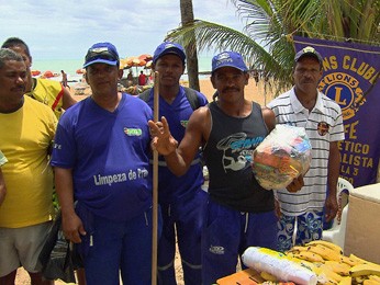 Garis de Boa Viagem ganharam cestas básicas. (Foto: Reprodução / TV Globo) Garis de Boa Viagem ganharam cestas básicas. (Foto: Reprodução / TV Globo)
