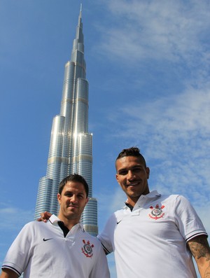 Guerrero e Martinez, em frente ao Kalifa Tower (Foto: Sergio Gandolphi/Globoesporte.com)