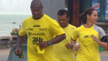 Atleta corre para ajudar crianças (Reprodução / TV Globo)