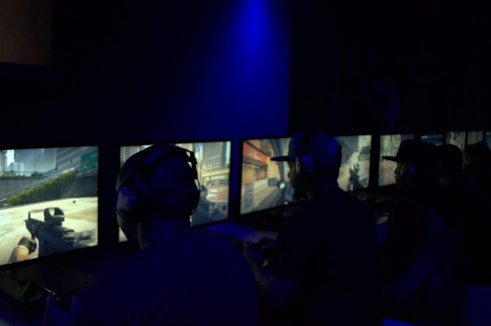 EA disponibilizou PS4 para o público testar Battlefield Hardline (Foto: Monique Mansur/TechTudo)