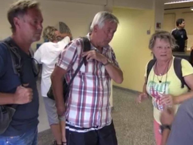 Turistas ingleses foram até delegacia registrar furto sofrido em Ipanema, Zona Sul do Rio (Foto: Reprodução/TV Globo)