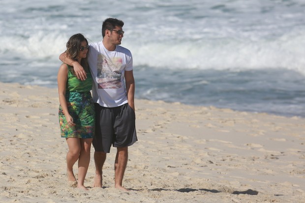 Polliana Aleixo e Bruno Gissoni gravam na praia (Foto: Dilson Silva / Agnews)