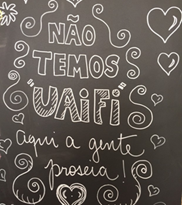Placa na loja de quitutes mineiros Paozim, em São Paulo (Foto: Sergio Chaia/Editora Globo)