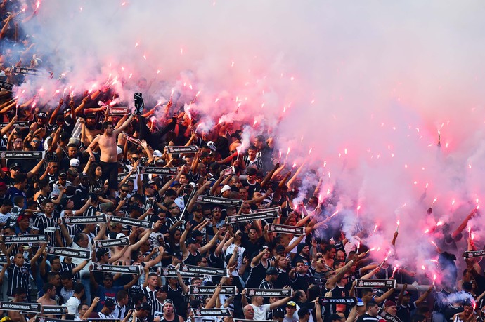 Árbitro cita cusparadas, sinalizadores e faixa proibida em súmula de clássico