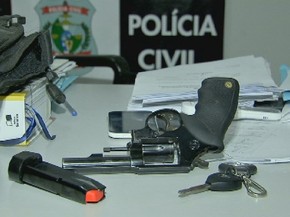 Arma foi encontrada escondida em carro de ex-policial (Foto: Reprodução/ TV Verdes Mares)