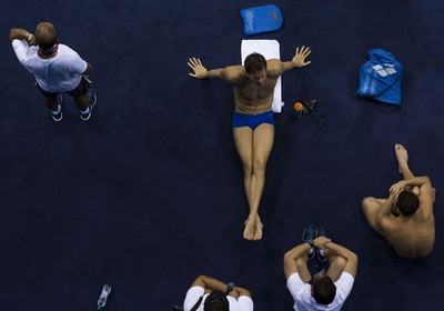 O nadador Cesar Cielo (C) relaxa ao lado do tambem nadador Thyago Pereira (D), apos reconhecimento da piscina do Parque Aquatico, local das competicoes, pela equipe masculina de natacao, em Londres (Foto: Mauricio Lima/ÉPOCA )