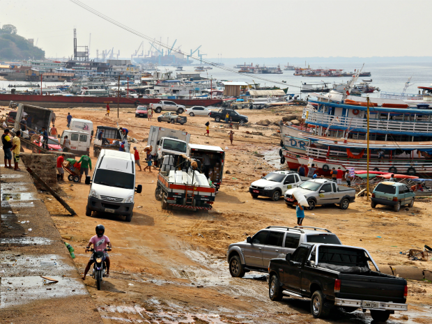 Barcos estão atracados em meio a barro na Manaus Moderna (Foto: Diego Toledano/ G1 AM)