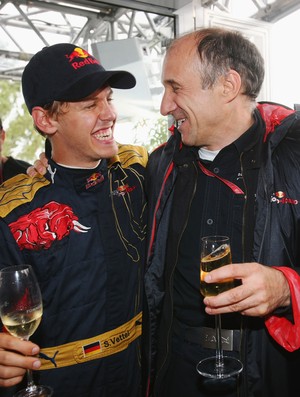 Sebastian Vettel comemora com Franz Tost sua primeira vitória na Fórmula 1, pela STR no GP da Itália de 2008 (Foto: Getty Images)