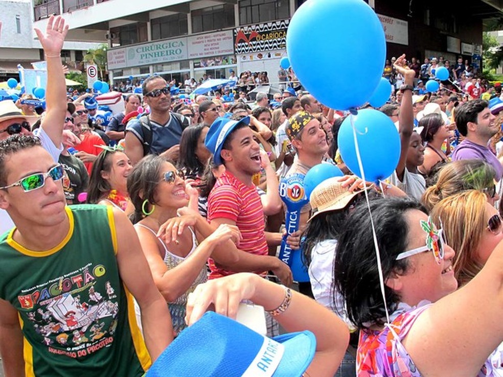 Foliões durante concentração do bloco Pacotão, no carnaval de Brasília (Foto: Lucas Nanini/G1)