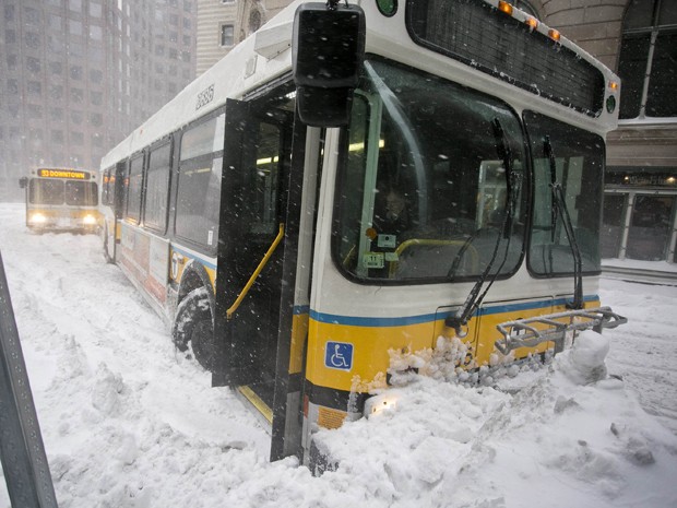 Ônibus preso em banco de neve em Boston, Massachusetts, na segunda-feira (2) (Foto: Reuters/Dominick Reuter)