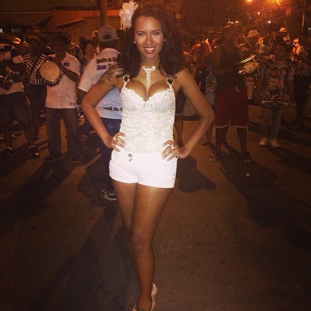 Ariadna cai no samba em ensaio de rua da Unidos da Vila Santa Tereza (Foto: Reprodução / Instagram)