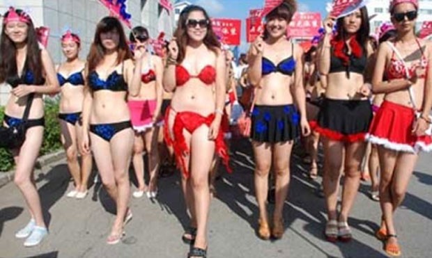 Em agosto, a cidade chinesa de Huludao quebrou o recorde da maior desfile de biquínis do mundo. A marcha reuniu um total de 1.085 mulheres, com idades que variavam entre 4 e 70 anos. (Foto: Reprodução) Em agosto, a cidade chinesa de Huludao quebrou o recorde da maior desfile de biquínis do mundo. A marcha reuniu um total de 1.085 mulheres, com idades que variavam entre 4 e 70 anos. (Foto: Reprodução)