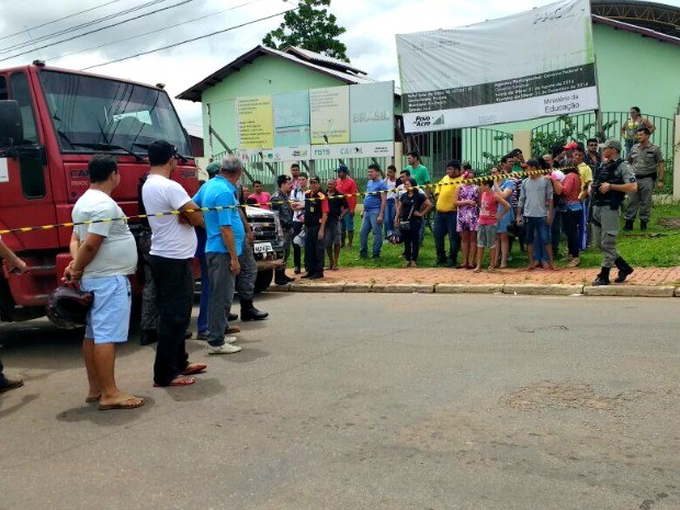 Um homem morreu e policial ficou ferido após troca de tiros na manhã desta quinta-feira (15) (Foto: Quésia Melo/G1)