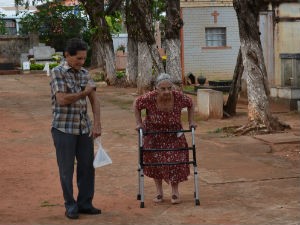 FelizFelizma de Barros, de 92 anos, e o irmão, Eloandes Correa de Barros, de 78 anos, em visita ao Cemitário Santo Antônio, em Campo Grande (Foto: Anderson Viegas/G1 MS)