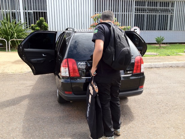 Policial Federal deixa prédio da ANA com malote apreendido. (Foto: Rafaela Céo/G1)