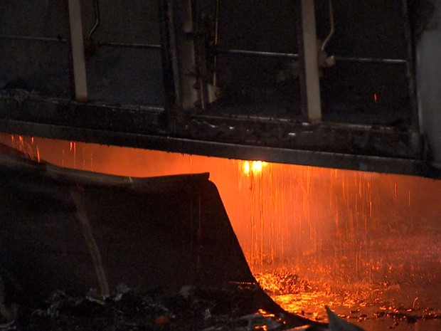 Bombeiros suspeitam que o incêndio tenha sido provocado criminalmente (Foto: Reprodução/TVCA) Bombeiros suspeitam que o incêndio tenha sido provocado criminalmente (Foto: Reprodução/TVCA)