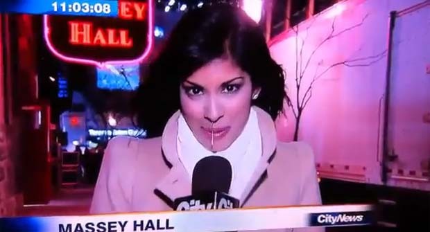 No ano passado,  repórter Saphia Khambalia, da emissora City TV News, de Toronto (Canadá), passou por um momento constrangedor depois que seu nariz escorreu durante a transmissão de uma notícia ao vivo  (Foto: Reprodução)