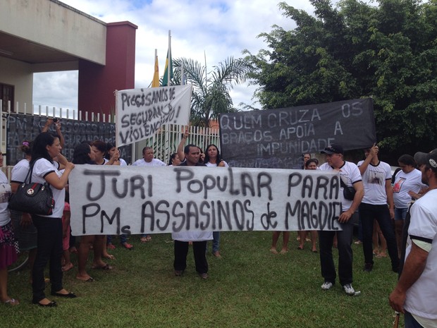 Familiares protestam em frente ao Frum de Capixaba (Foto: Rayssa Natani/G1)