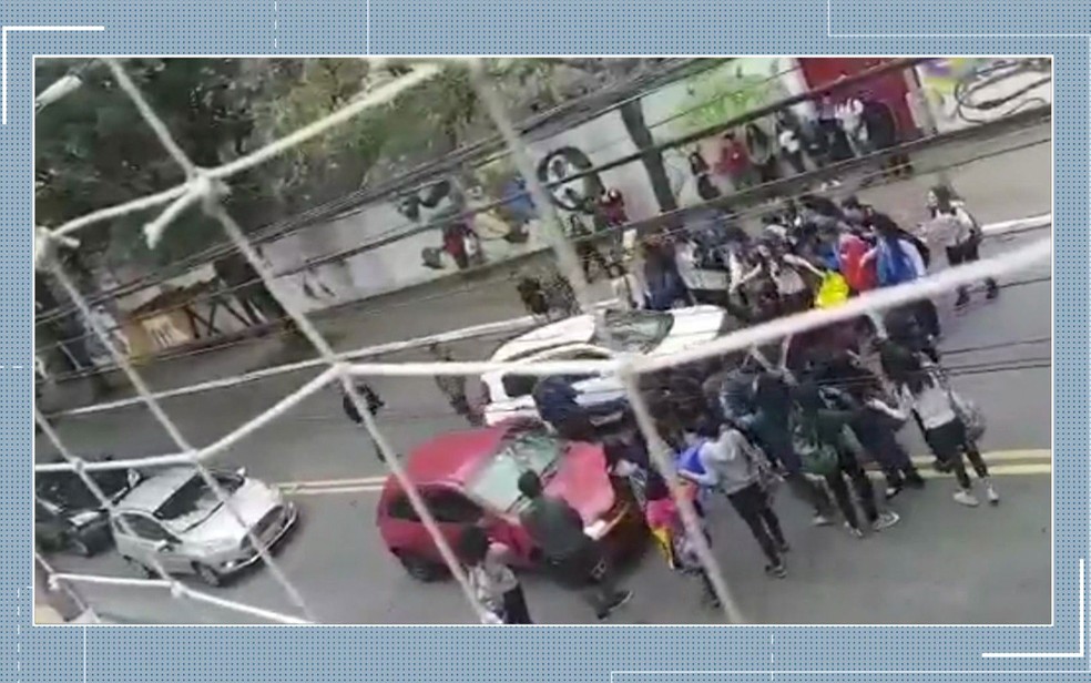 Este carro branco furou o bloqueio feito pelos estudantes e a PM foi chamada (Foto: TV Globo/Reprodução)