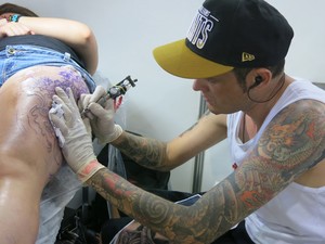 Evento reúne vários tatuadores em Guarujá (Foto: Mariane Rossi/G1)