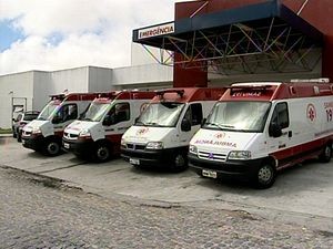 Ambulâncias paradas no Huse por falta de macas (Foto: Reprodução/TV Sergipe)