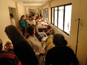 Corredores do maior complexo hospitalar do RN acumulavam 91 pacientes nesta terça-feira (18) (Foto: Ricardo Araújo/G1)