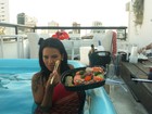 No calor recorde, Ariadna se refresca com sushi na piscina