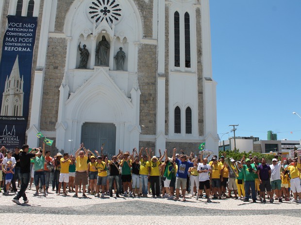 Grupo se reuniu em frente à Catedral de Petrolina (Foto: Amanda Franco/ G1)