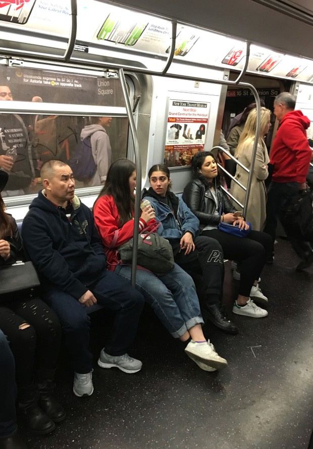 Lourdes Maria, filha da cantora Madonna, anda de metro em Nova York  (Foto: Grosby)