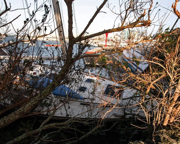 Barcos foram danificados pela queda de árvores em pier de Hamilton, após a passagem do furacão Gonzalo, na noite de sexta-feira (17) (Foto: AP Photo/David Skinner) Barcos foram danificados pela queda de árvores em pier de Hamilton, após a passagem do furacão Gonzalo, na noite de sexta-feira (17) (Foto: AP Photo/David Skinner)