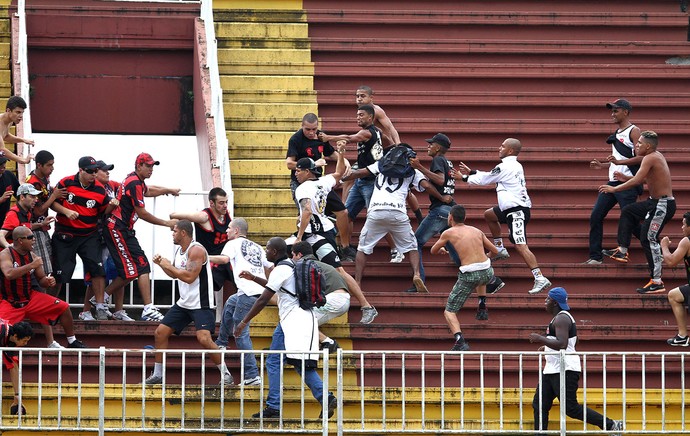 confusão torcida Atlético-PR e Vasco jogo (Foto: Geraldo Bubniak / Agência Estado)