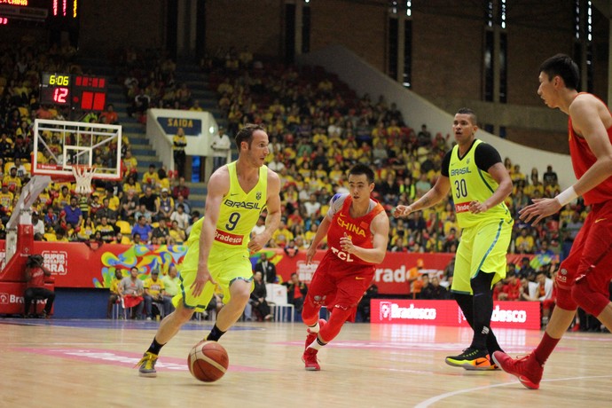 Marcelinho Huertas Brasil x China basquete (Foto: Antonio Penedo/Mogi-Helbor)