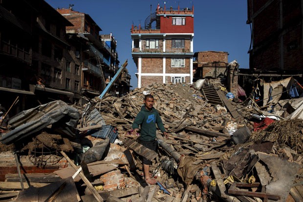 Morador local tenta procurar pertences em casa destruda por terremoto no Nepal nesta segunda-feira (4) em Bhaktapur (Foto: Athit Perawongmetha/Reuters)