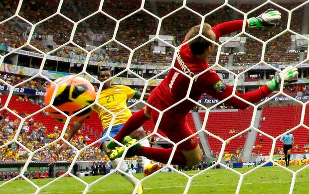 Jô comemora gol amistoso Brasil Austrália (Foto: Reuters)