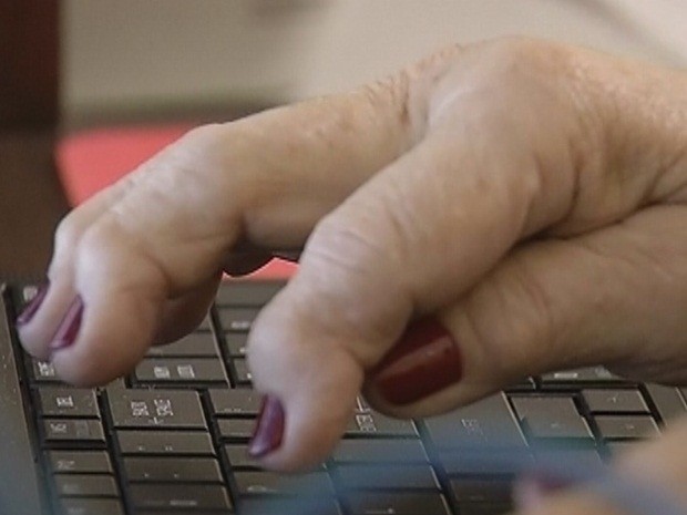 Idosas apreendem o funcionamento do computador (Foto: Reprodução TV Tem)