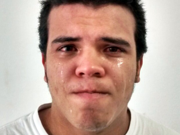 Suspeito de tráfico chorou ao ser preso em Itanhaém, SP (Foto: Divulgação/Polícia Militar)