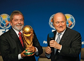 DE VOLTA AO JOGO Lula com Joseph Blatter em 2007. Para petistas, ele deveria sair mais forte com a vitória do Brasil (Foto: Stuart Franklin/Bongarts/Getty Images)