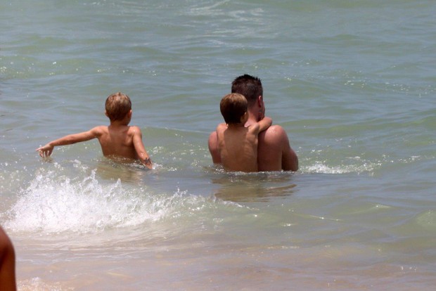 Rodrigo Hilbert e filhos na praia (Foto: J.Humberto/AgNews)