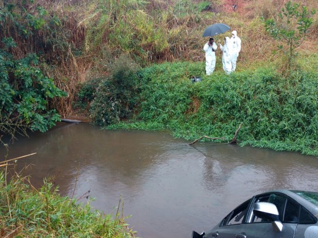 Segundo PRE, carro &#39;voou&#39; sobre ponte, em Goiás (Foto: Divulgação/PRE-GO)