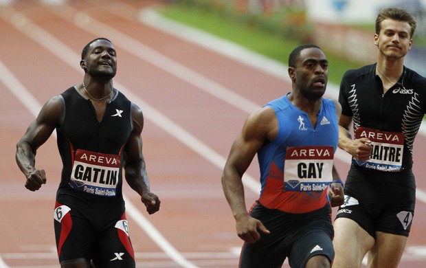 Justin Gatlin, segundo lugar; Tyson Gay, primeiro; e Christopher Lemaitre, terceiro,  nos 100m em Paris pela Diamond League (Foto: Reuters)