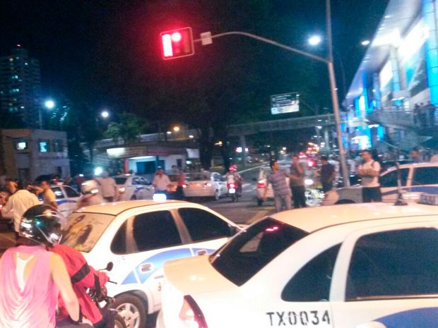 Taxistas colocaram veículos nas imediações do shopping Midway Mall (Foto: Camila Torres/Inter TV Cabugi)