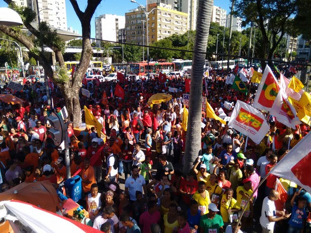 Concentração da mobilização em favor do governo Dilma Rousseff no Campo Grande, centro de Salvador, tem 6 mil pessoas, segundo a PM. Segundo a assessoria da CUT, 7  mil pessoas estão no local. Os manifestantes vão caminhar até a Praça Castro Alves.  (Foto: Maiana Belo/G1)