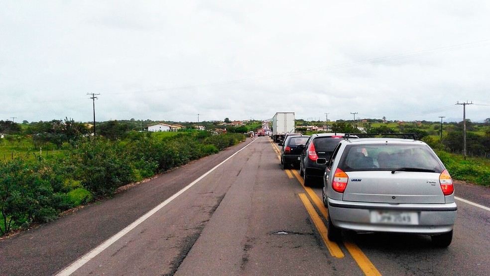 Congestionamento formado por causa do protesto na Estrada do Feijão, região de Feira de Santana (Foto: Madalena Braga/TV Subaé)